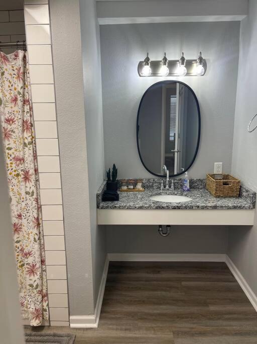 The Bernice - 2 Bedroom Apt In Quilt Town, Usa Hamilton ภายนอก รูปภาพ