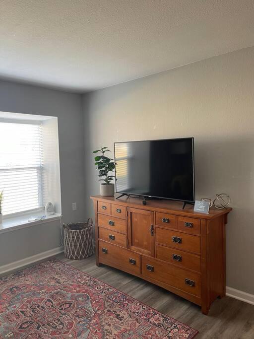 The Bernice - 2 Bedroom Apt In Quilt Town, Usa Hamilton ภายนอก รูปภาพ